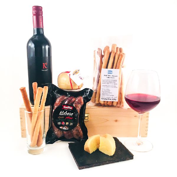 Okusno darilo klobase sir vino