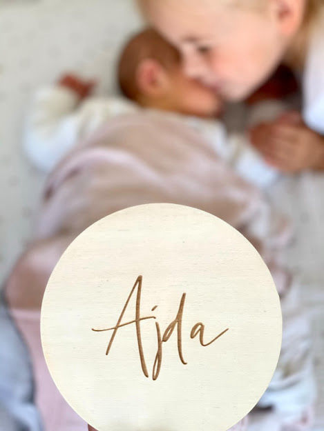 tablica-z-imenom-otroka-lesena